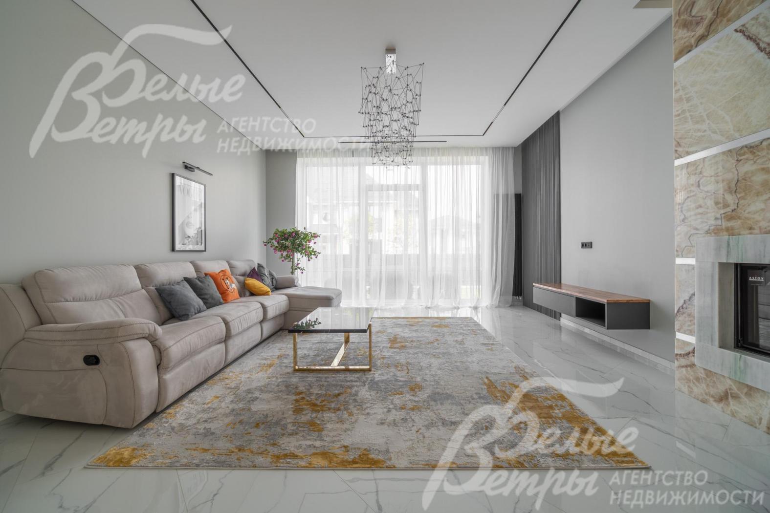 Все окна в доме - от пола до потолка, они создают ощущение простора и наполняют помещения естественным светом