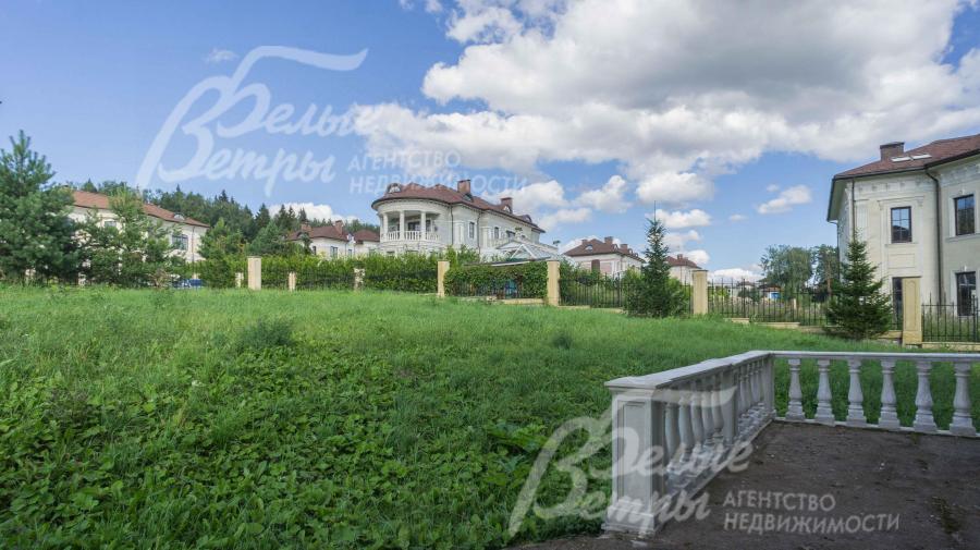 Открытая веранда с выходом на участок