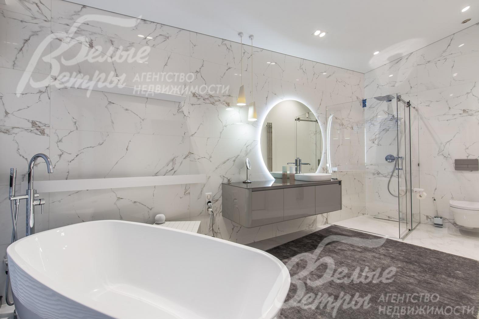 Ванная комната с ванной с гидромассажем и душевой при главной спальне