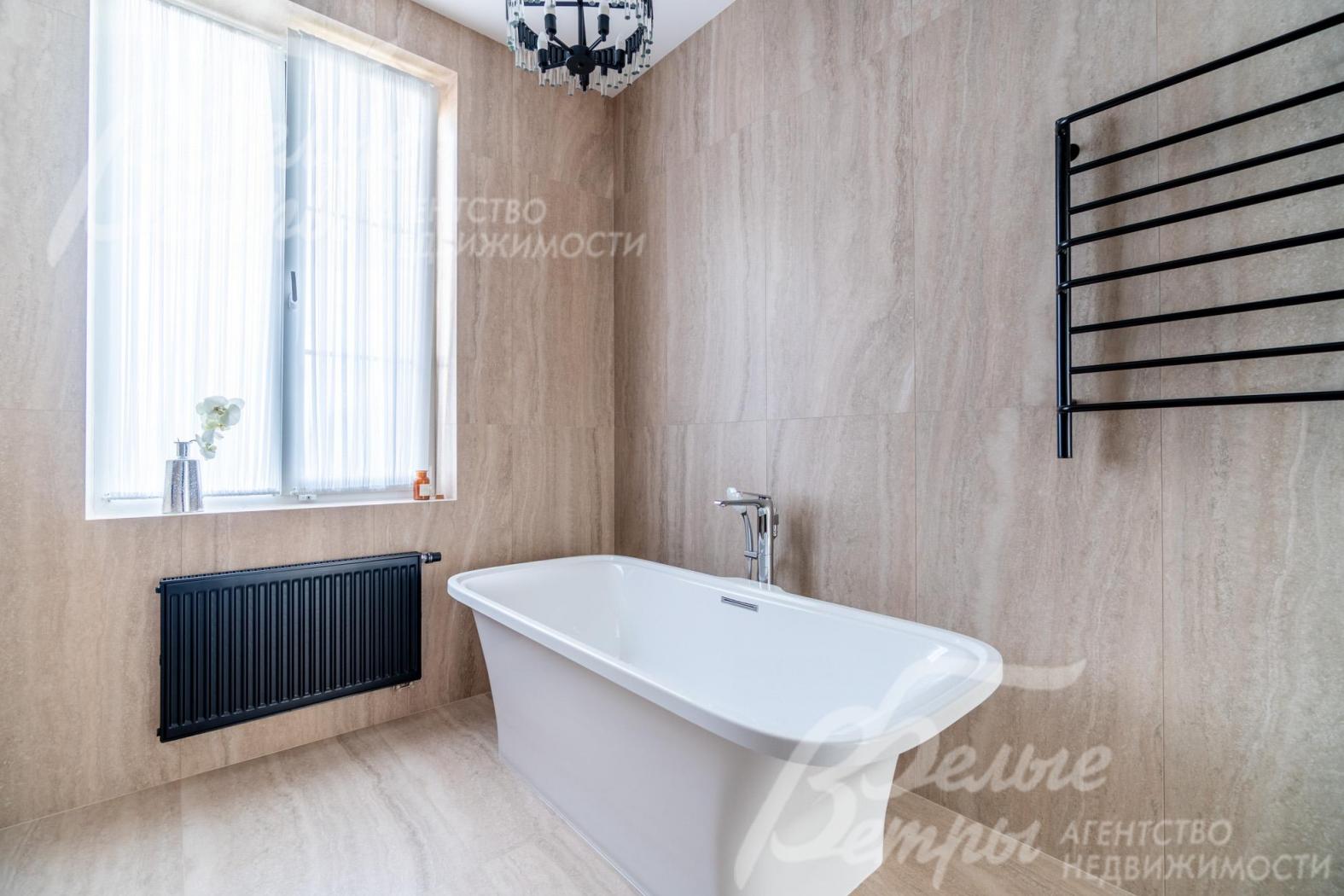 Акценты в санузле мастер-спальни - фурнитура чёрного цвета (радиатор, полотенцесушитель)