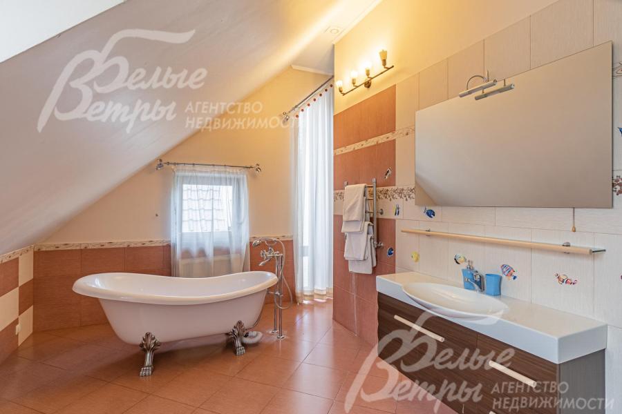 Санузел с ванной и душем на втором этаже