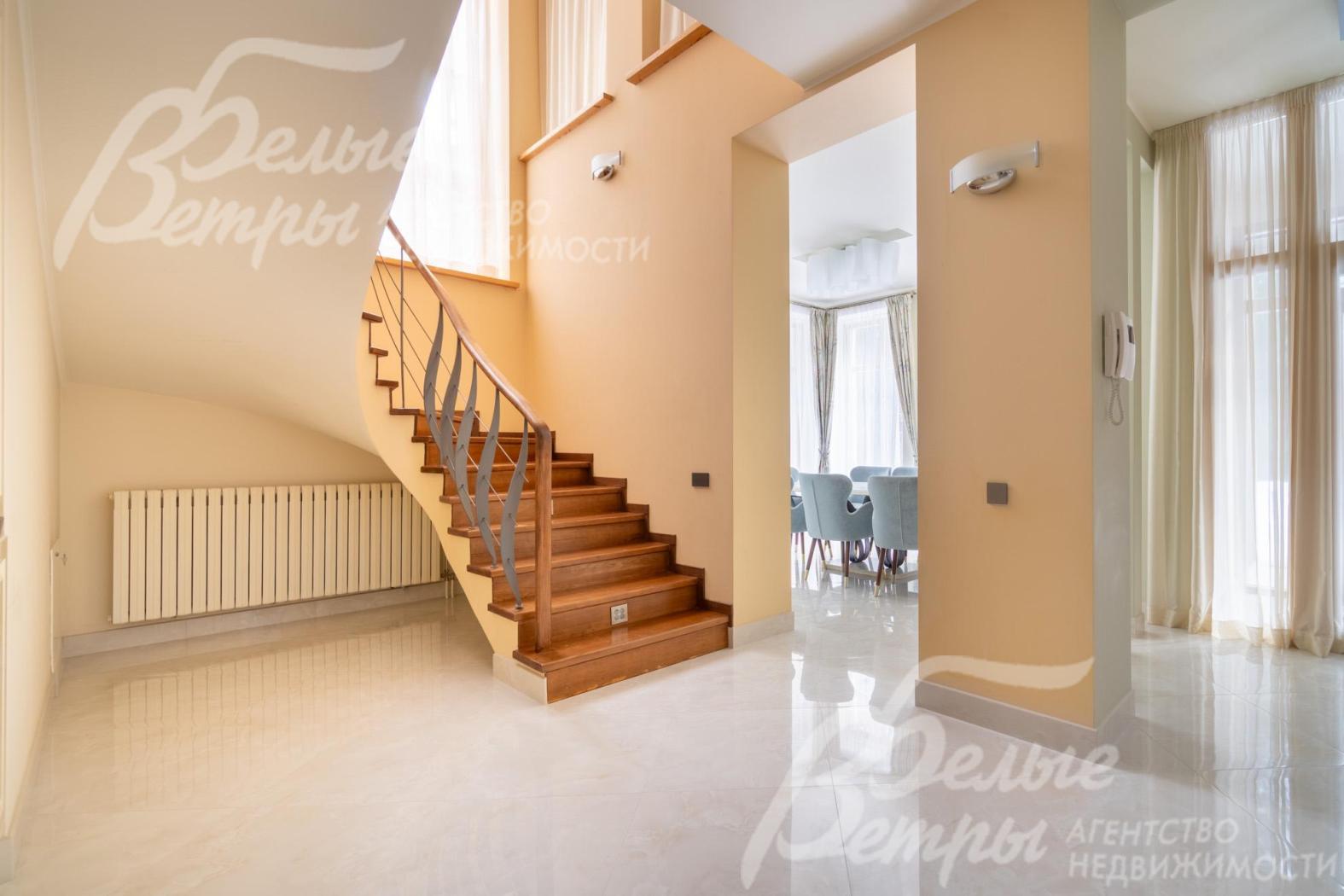 В доме предусмотрено несколько лестниц: главная построена на бетонном основании, ступени отделаны массивом ореха