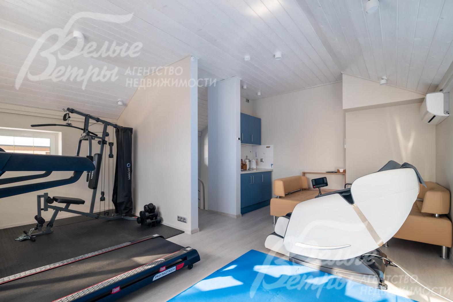 Рядом со спортзалом - небольшая кухня-гостиная с диванами и мойкой