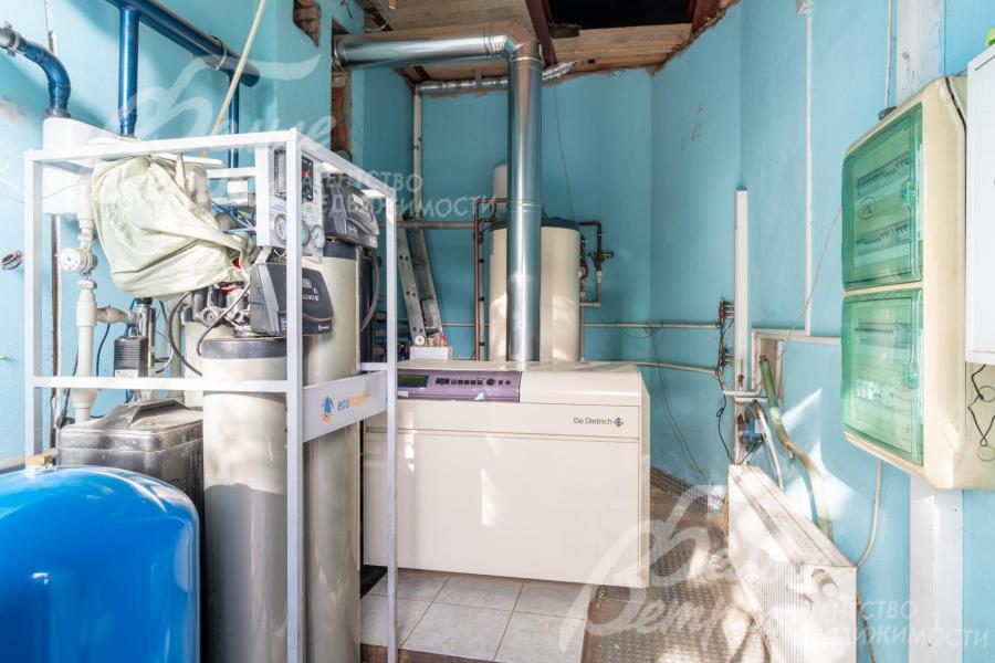 котельная оборудована газовым котлом на 94 кВт, бойлером на 500 л и бойлером косвенного нагрева на 200 л