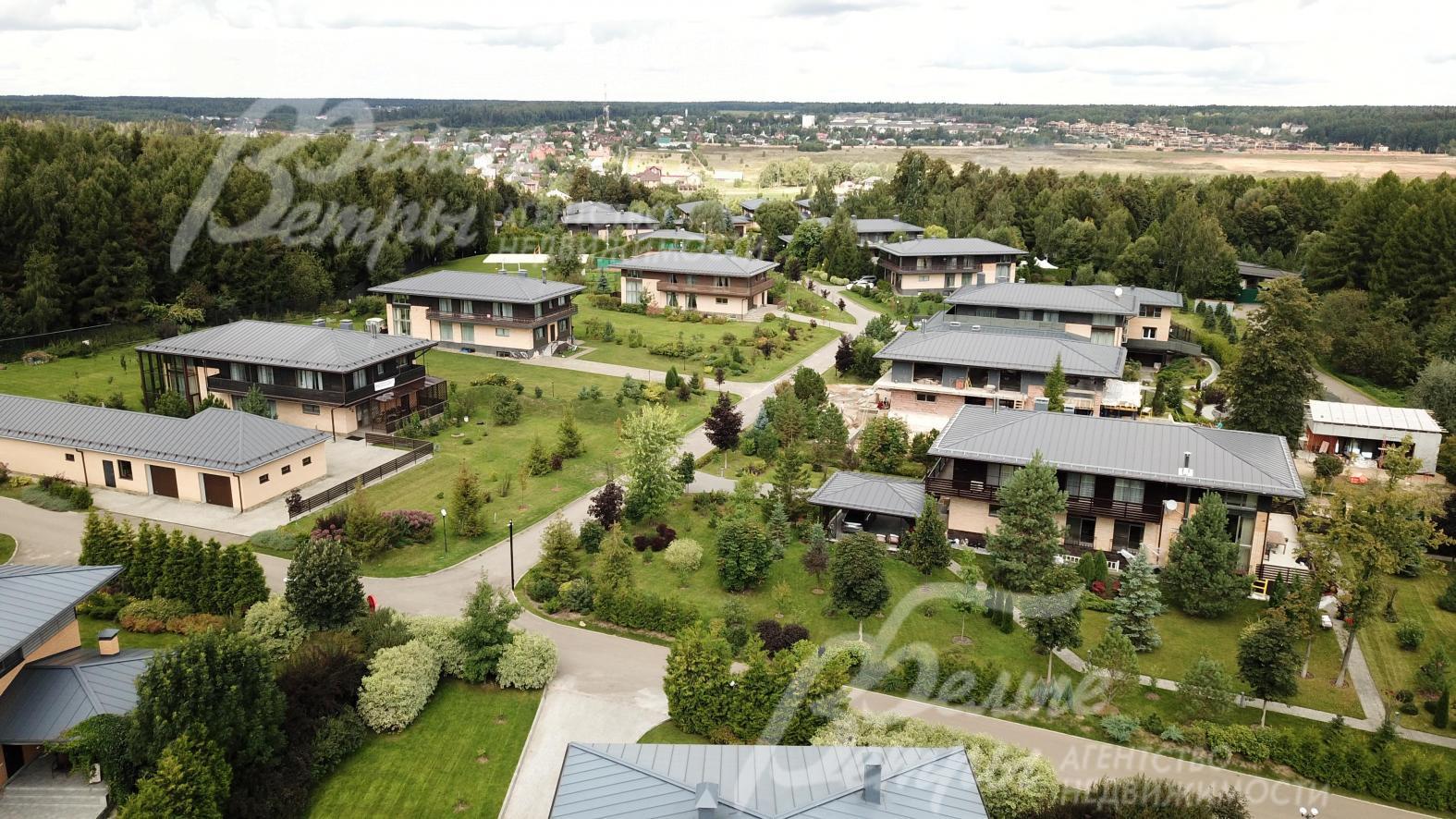 Дома в едином архитектурном стиле в поселке Варварино Эко