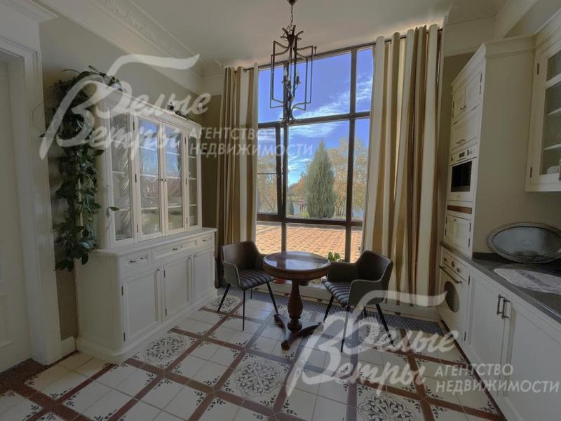 Кухня 26.5 кв.м с панорамным окном в пол.