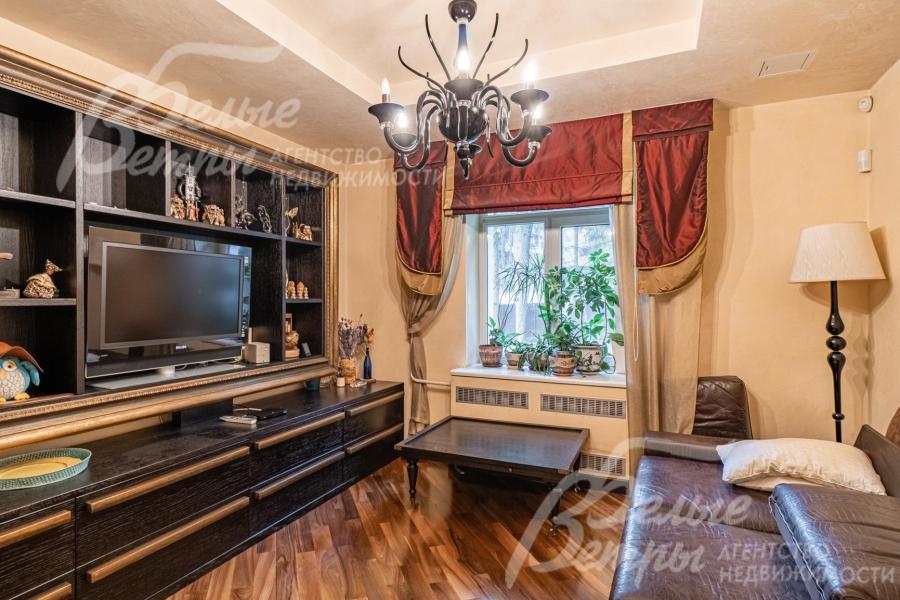 Кабинет на первом этаже