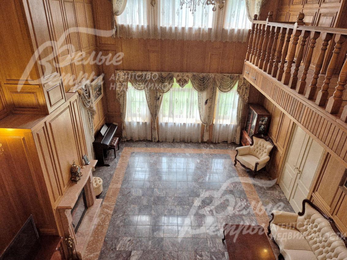 Высота потолков в зоне 2го света - 6 метров. 