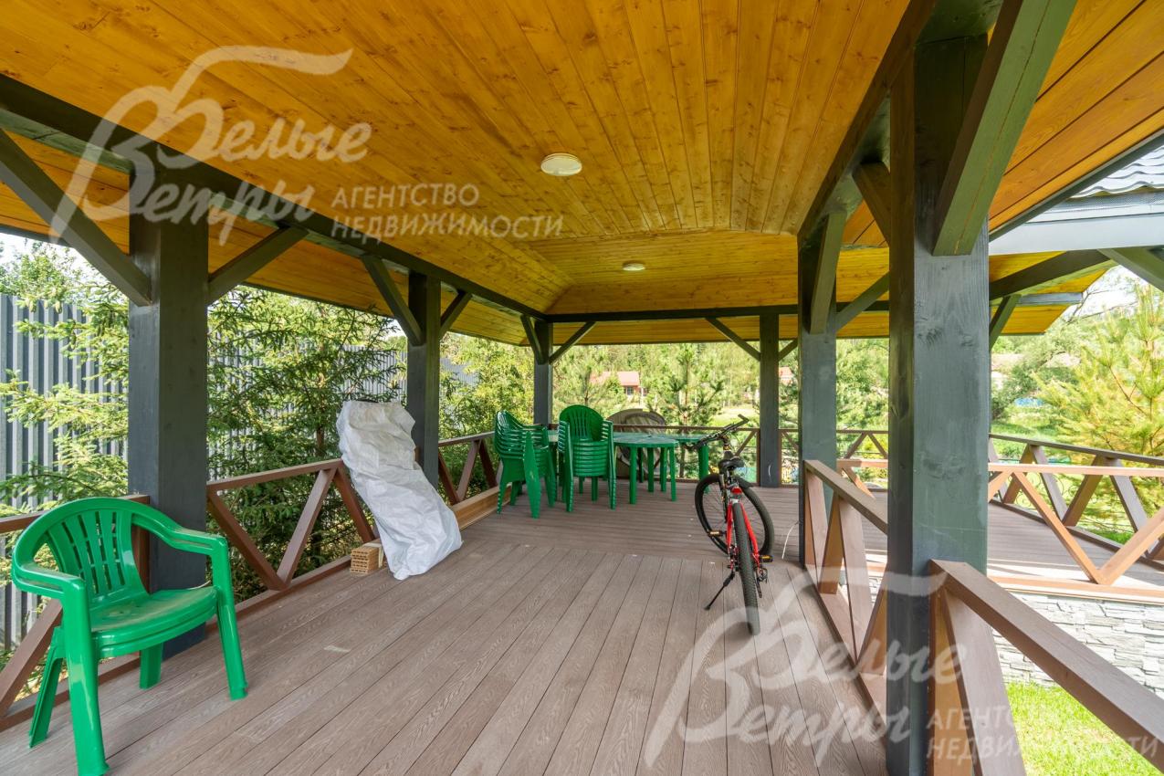 В беседку проведено освещение, есть садовая мебель