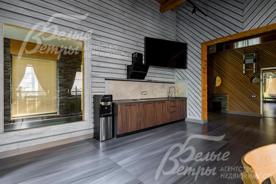 Кухня столовая бани оснащена мебелью, телевизором, высота потолков – 4,8 м