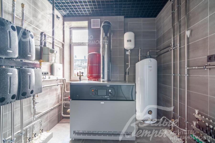 Оборудованная котельная: газовый котёл Baxi на 87 кВт, бойлер косвенного нагрева для горячей воды на 200 л