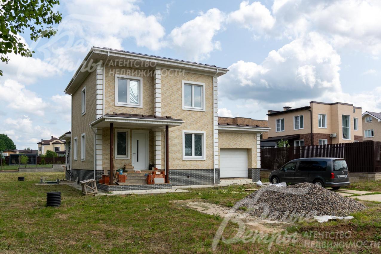 Установлена входная алюминиевая дверь с терморазрывом высотой 2,5 м