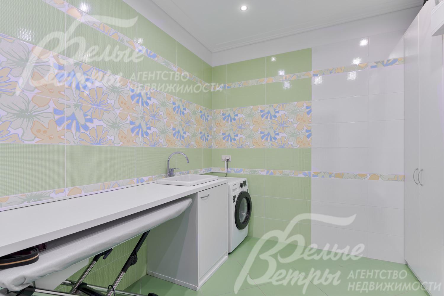 Постирочная на цокольном этаже оборудована всей необходимой техникой