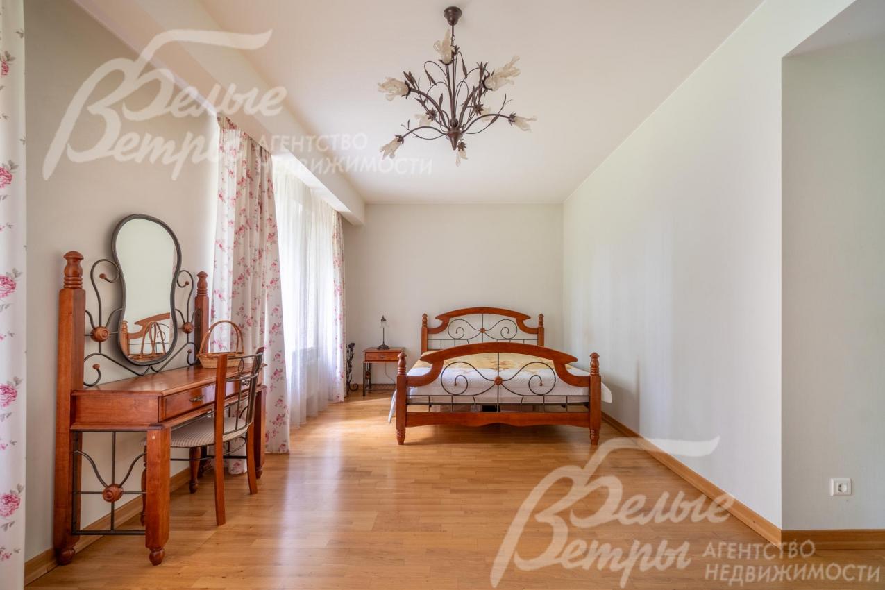 В спальнях - гарнитуры высокого качества с комодами, туалетными столиками и тумбами