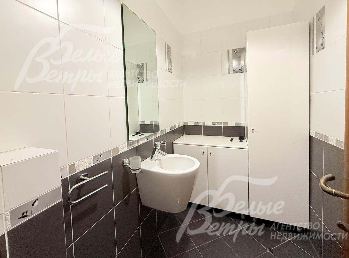 Один из санузлов: стены облицованы крупной контрастной плиткой