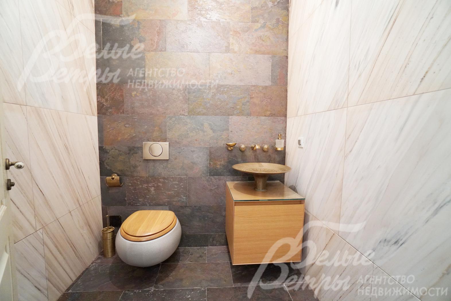 Санузел первого этажа, отделан цветнвм сланцем