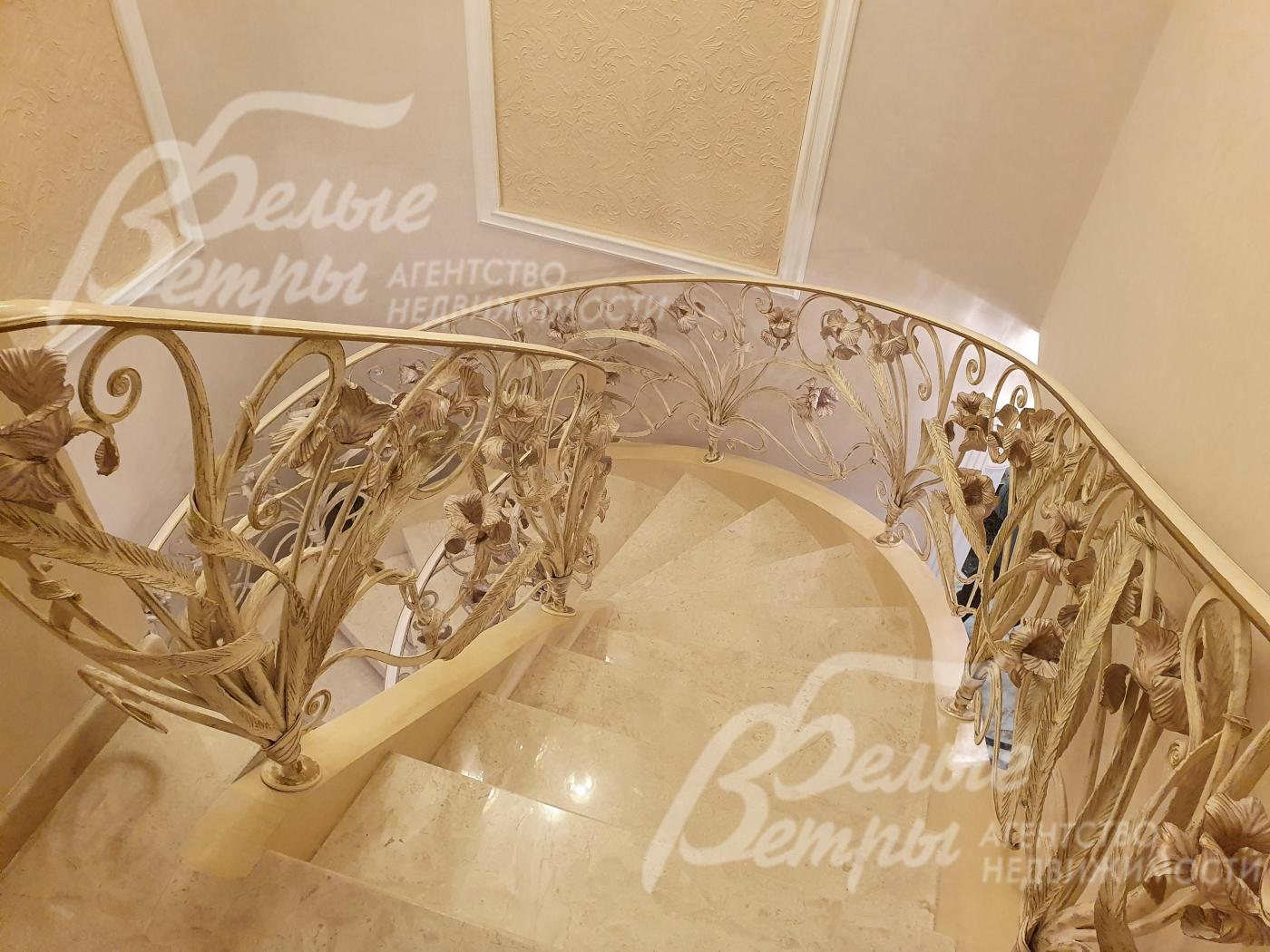 Мраморные широкие ступени на лестничном марше