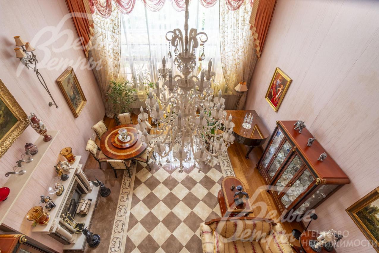 Вид со второго этажа на двухсветную гостиную