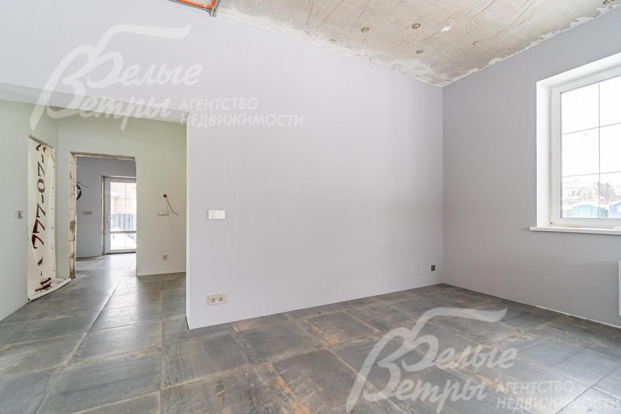 На полу плитка крупноформатная