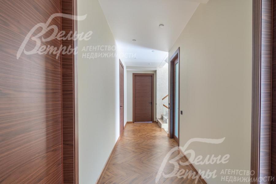 Холл второго этажа в сдержанных и уютных оттенках