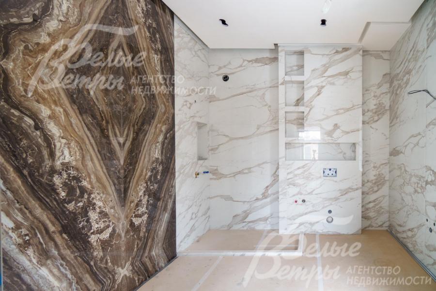 Выполнена отделка санузлов