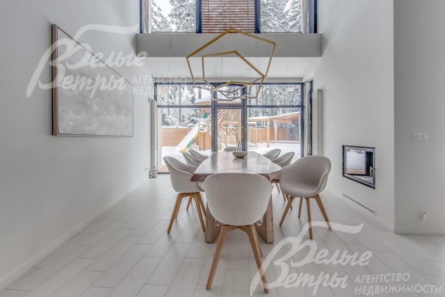 Столовая со вторым светом и выходом на участок