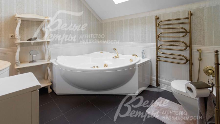 Ванна-джакузи при главной спальне