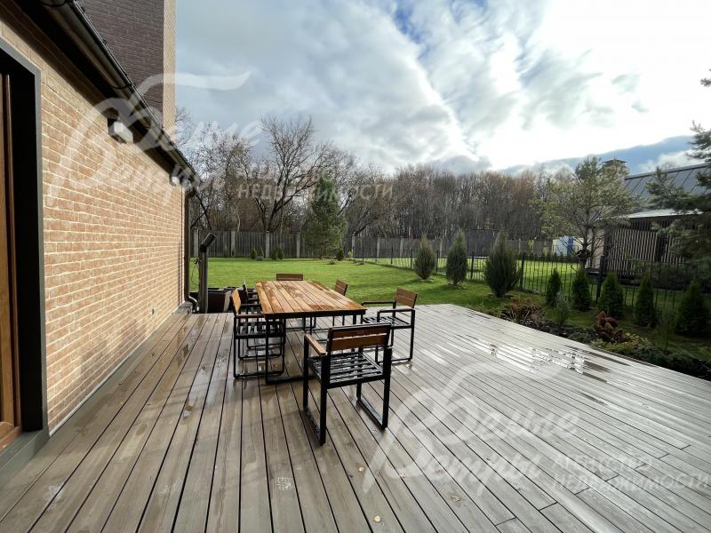 Открытая терраса с садовой мебелью