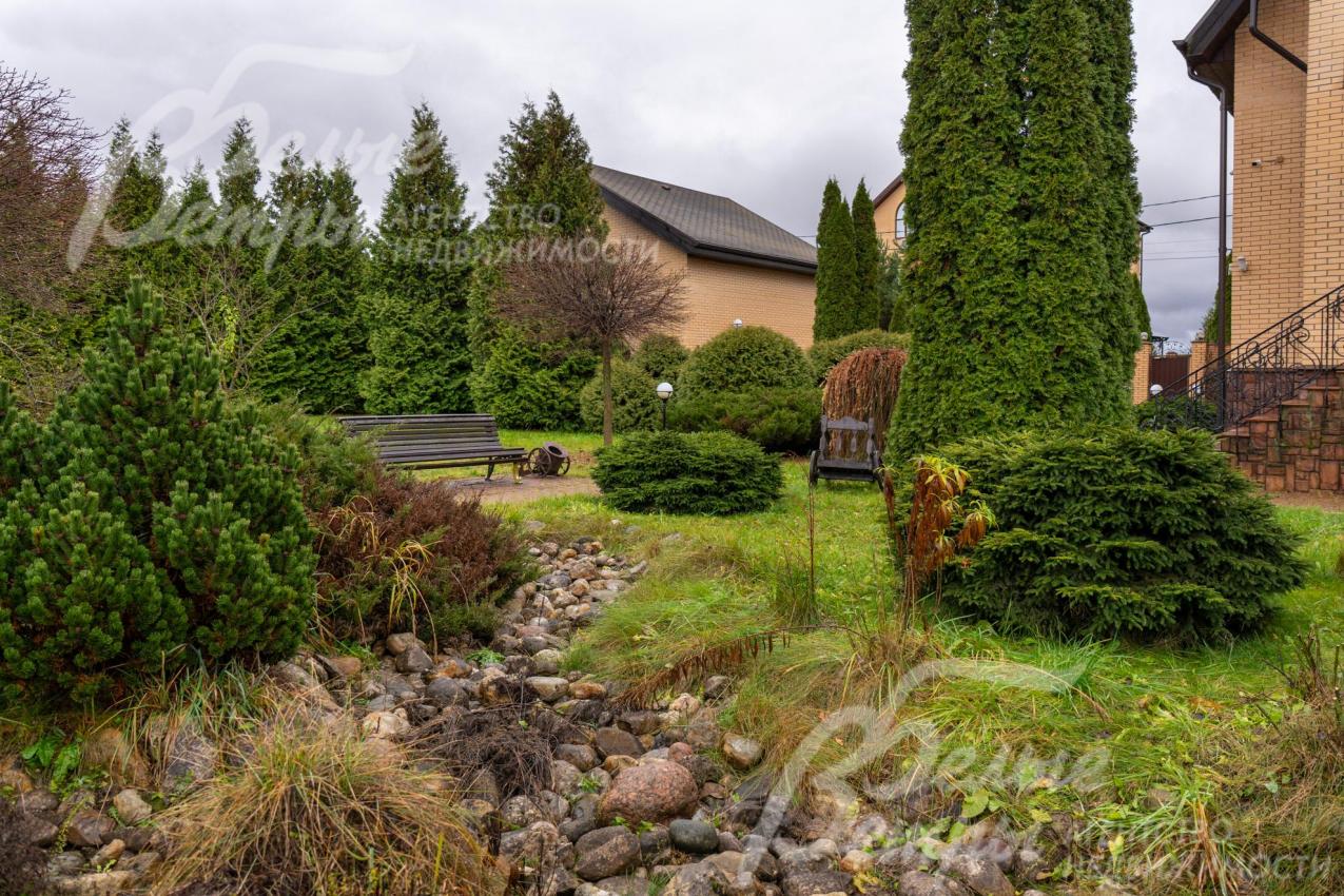  В зелёном оформлении сочетаются клёны Гобозо, декоративные ели, сосны, можжевельники