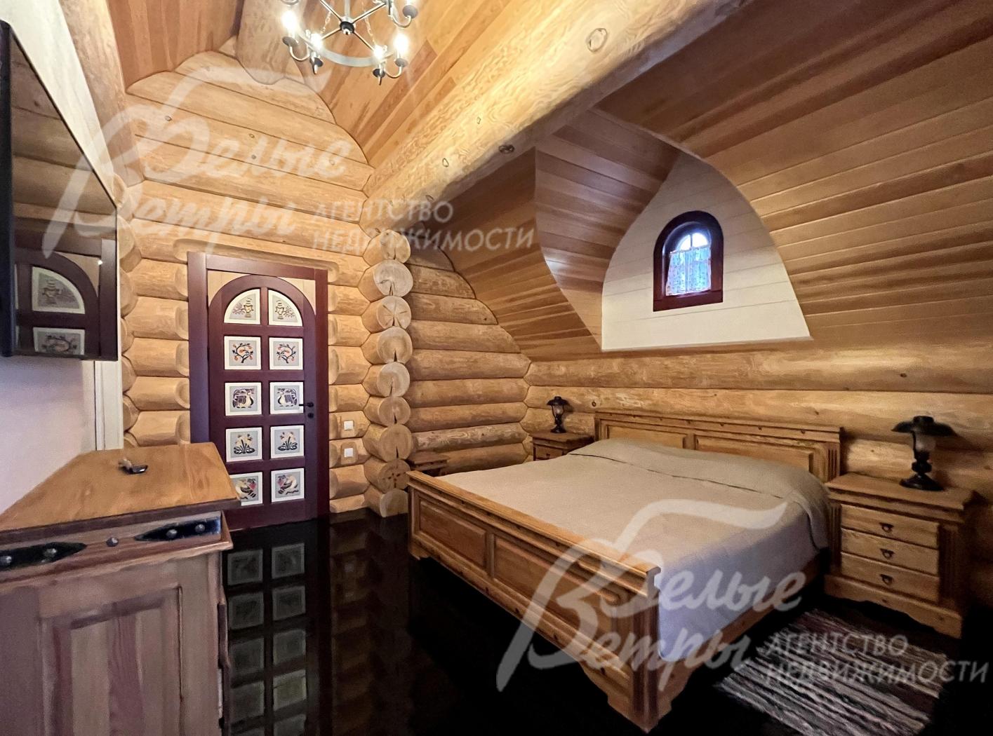 В спальнях - мебель ручной работы из массива сосны, установлены телевизоры