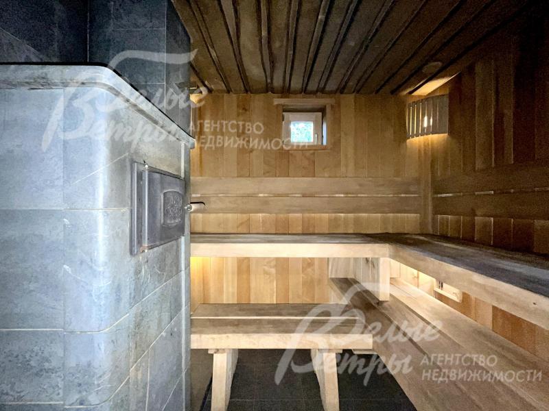 В парной бани – полки и потолок из липы, стены из кедра, находится большая дровяная закрытая печь