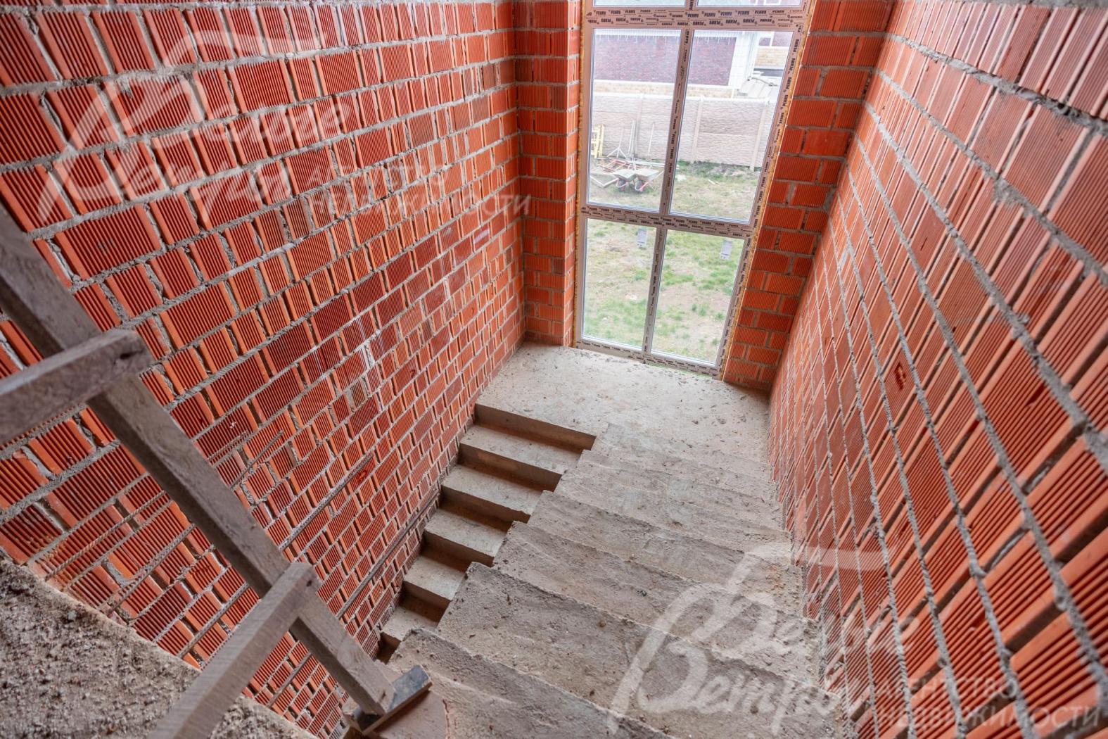 Большое окно, состоящее из нескольких секций, пропускает много естественного света