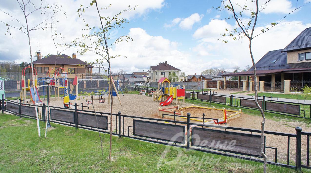 Детская площадка на территории