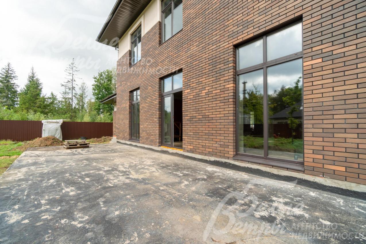 Зона террасы 55,5 кв.м. Выход на неё - из гостиной-столовой