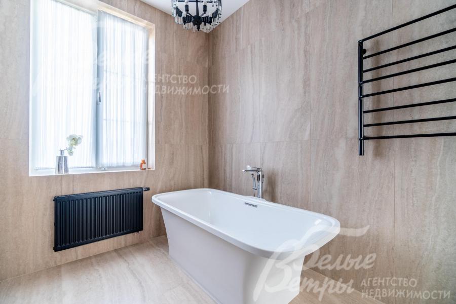 Акценты в санузле мастер-спальни - фурнитура чёрного цвета (радиатор, полотенцесушитель)