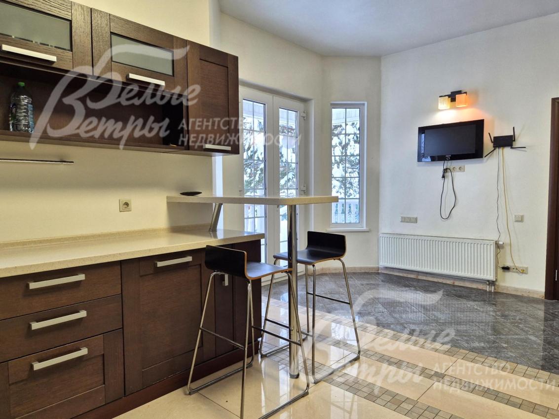 Выход на крытую террасу из кухни