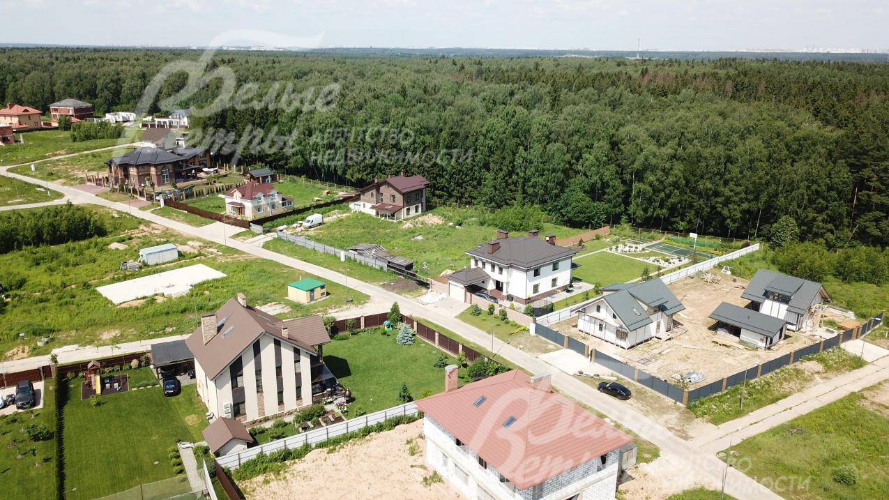 Поселок Певчее с 3-х сторон окружен лесом