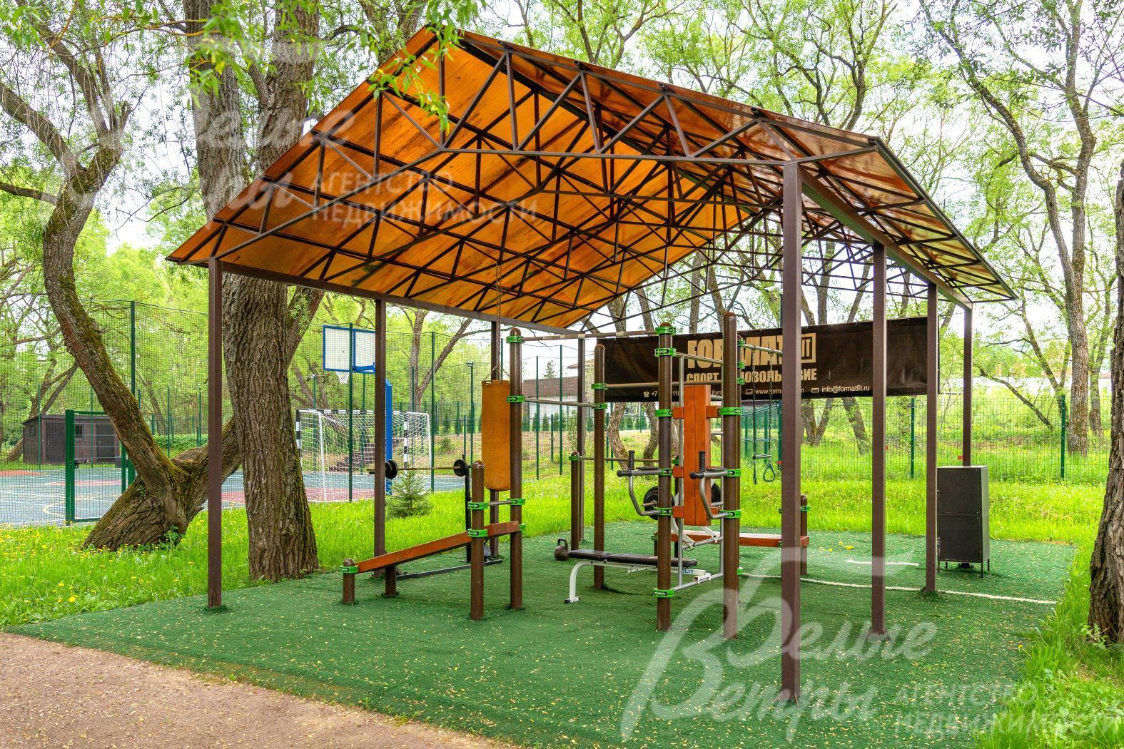 Оборудованная спортивная площадка для жителей поселка