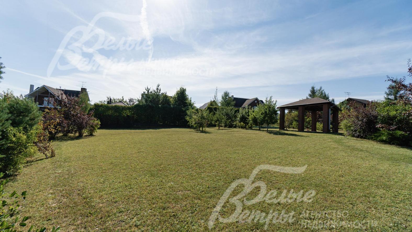 Ровный участок находится в центре поселка