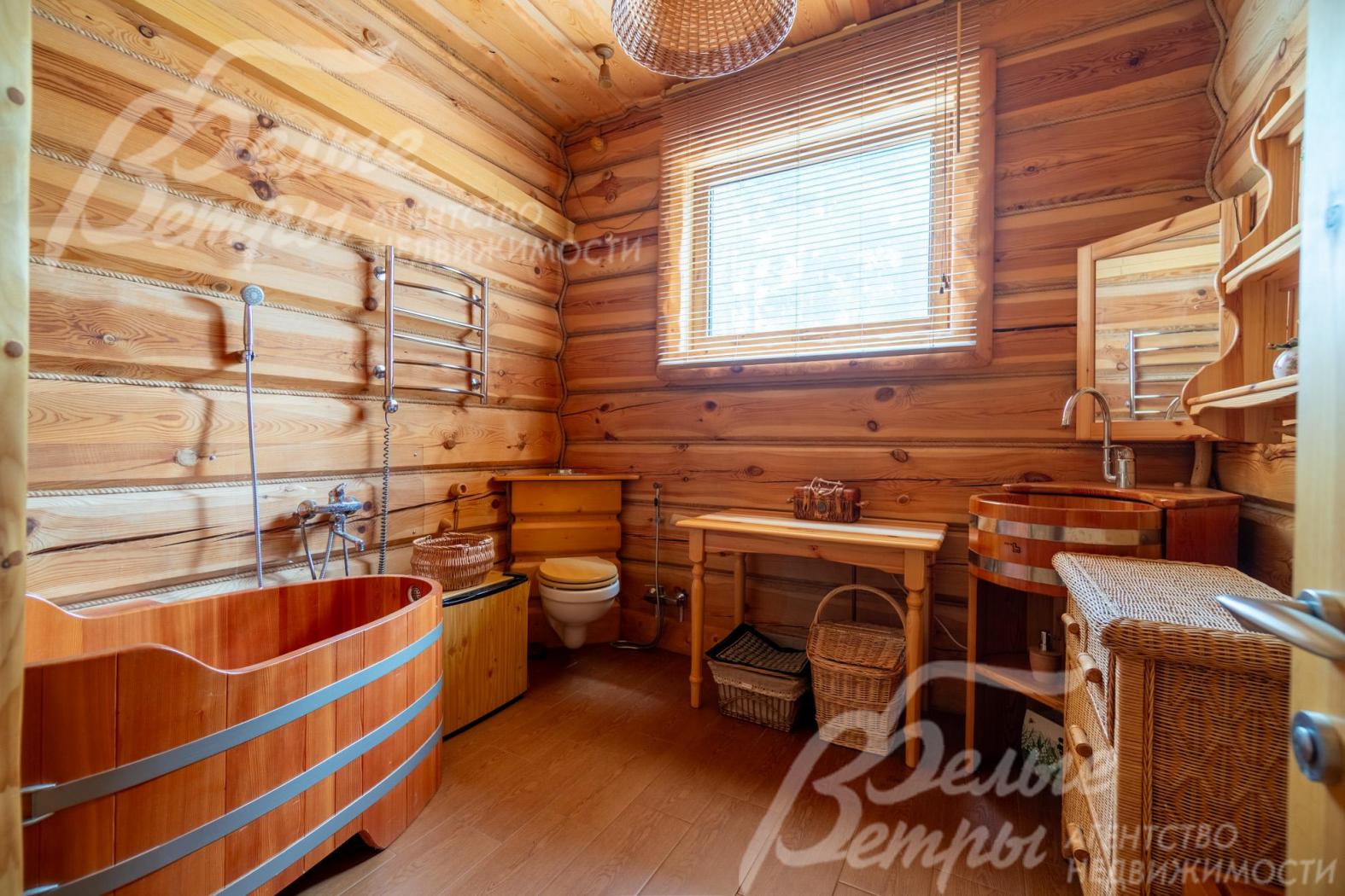 В санузлах - деревянные ванны, умывальники BentWood из лиственницы, деревянная мебель