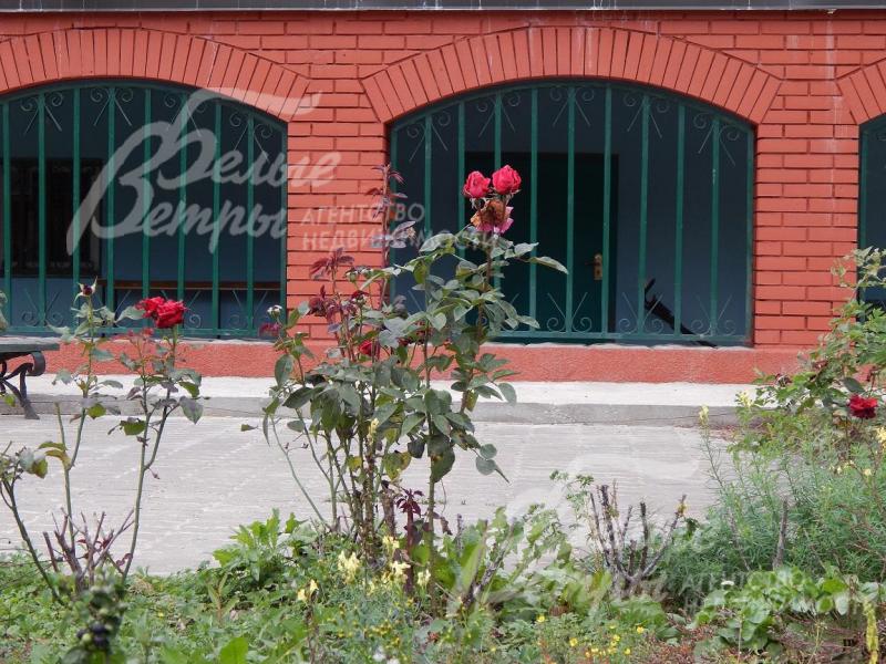 Благодаря интересному рельефу участка, цокольный этаж с квартирой для персонала является полноценным первым (со стороны реки)