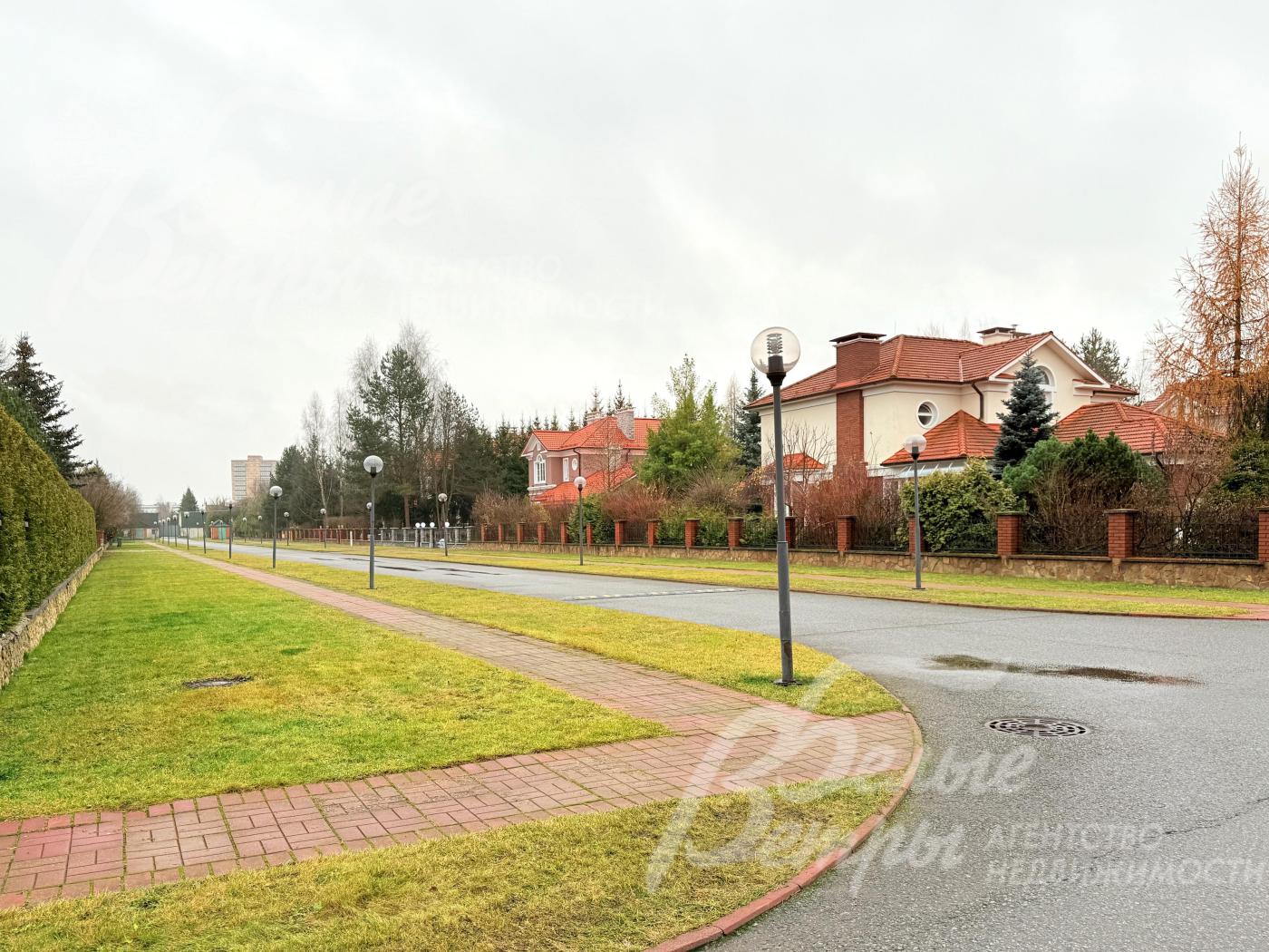 Участок располагается в престижном строго охраняемом клубном коттеджном посёлке с единой концепцией застройки