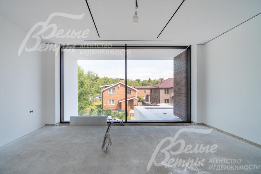 Большие панорамные окна в спальнях задают тон для создания уникальных интерьерных решений