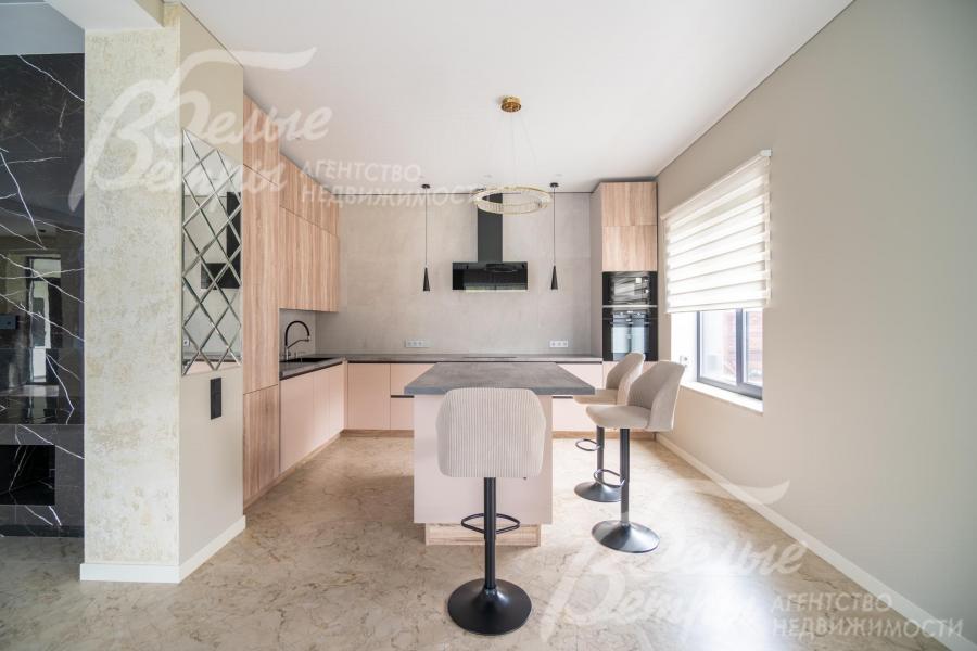 На кухне установлен гарнитур нежно-бежевого цвета (Белорусского производства) с островом и столешницей тёмно-серого оттенка под камень