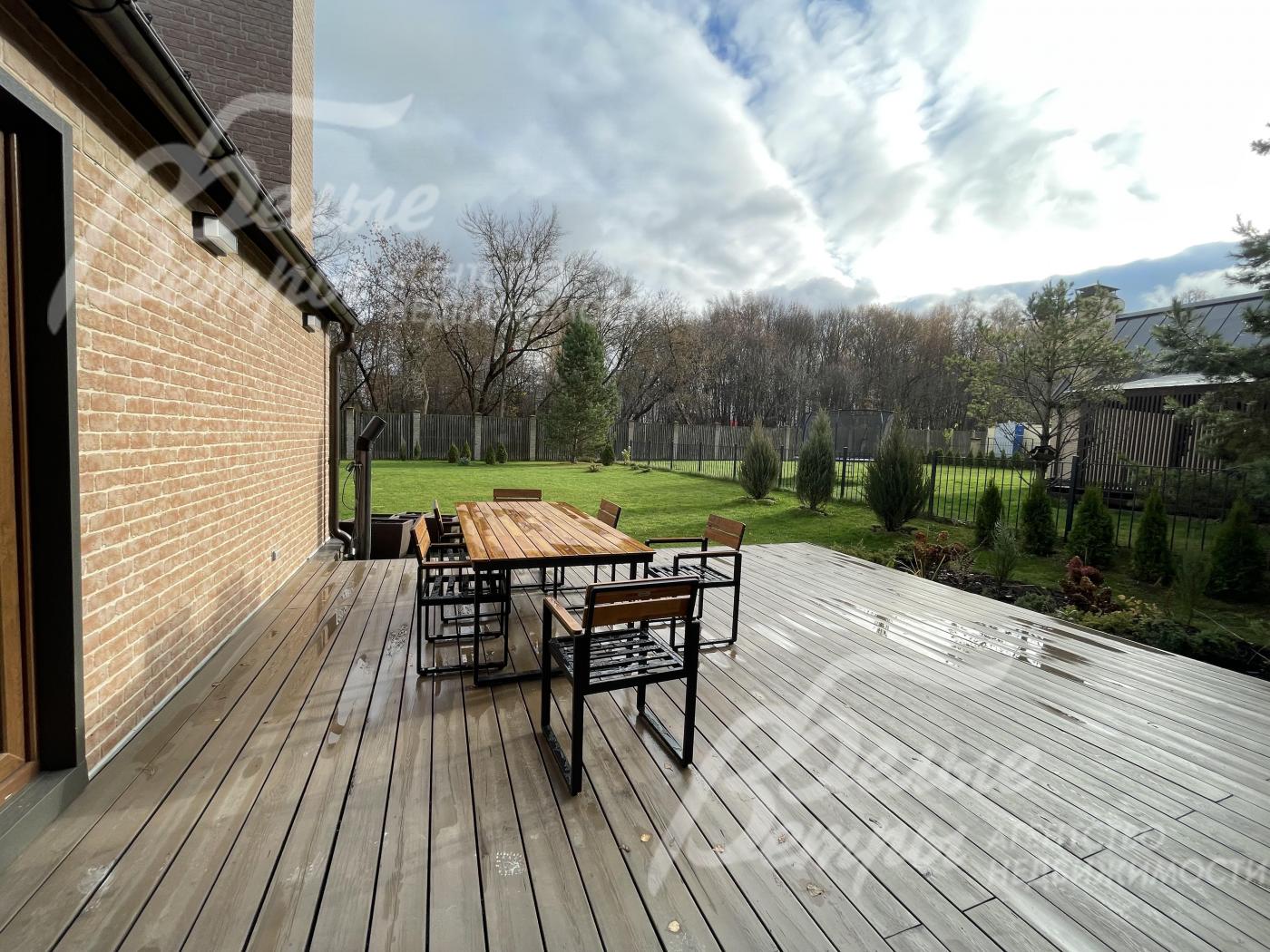 Открытая терраса с садовой мебелью