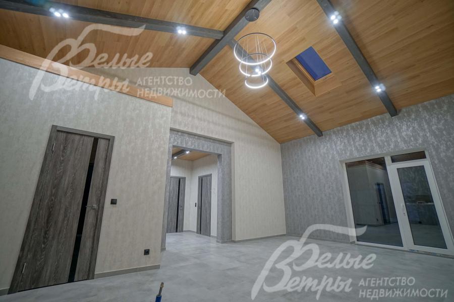 На потолке ламинат + балки с внутренней подсветкой