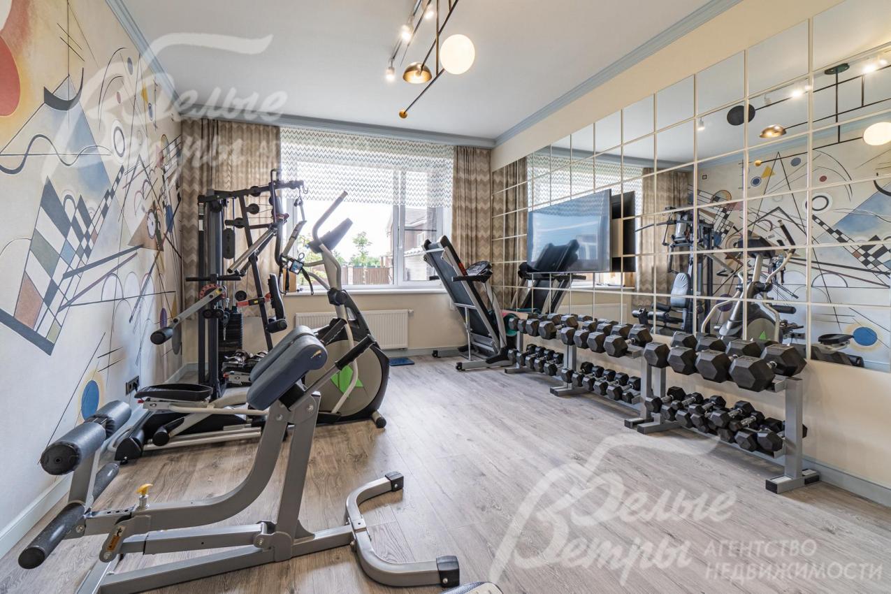 Много различного спортивного инвентаря