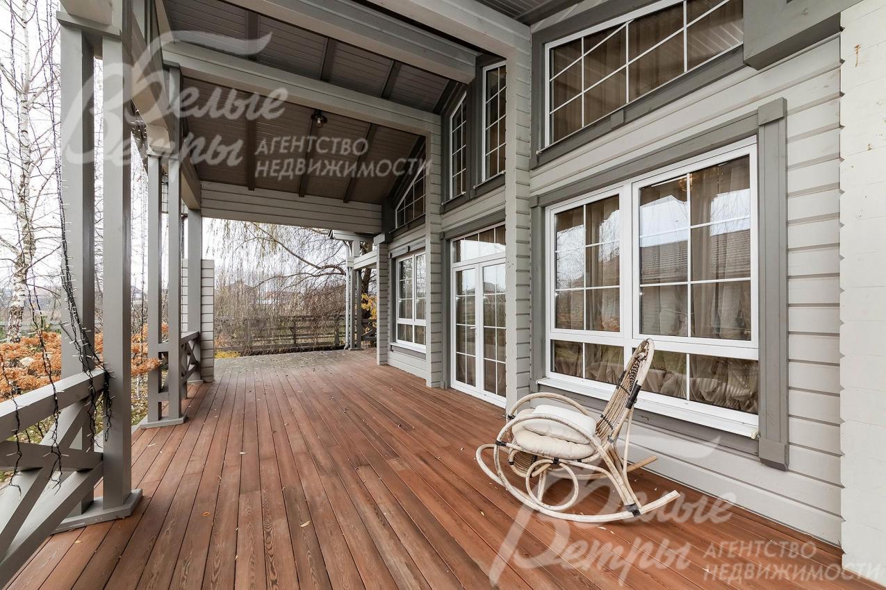 Весь дом опоясывают большие крытые террасы и балконы