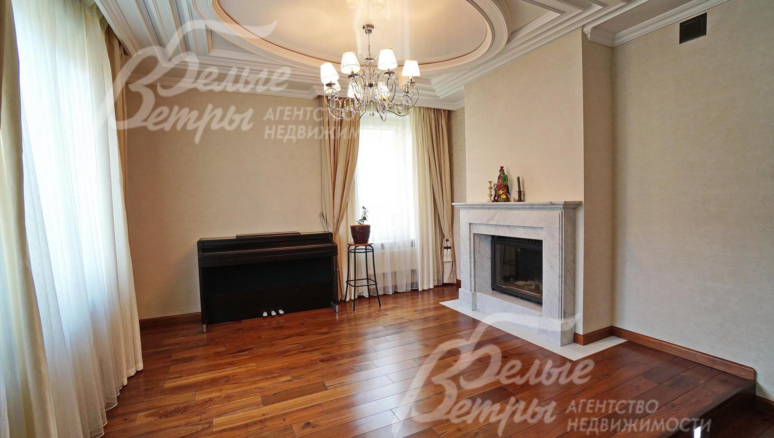 Камин из белого мрамора с закрывающейся топкой