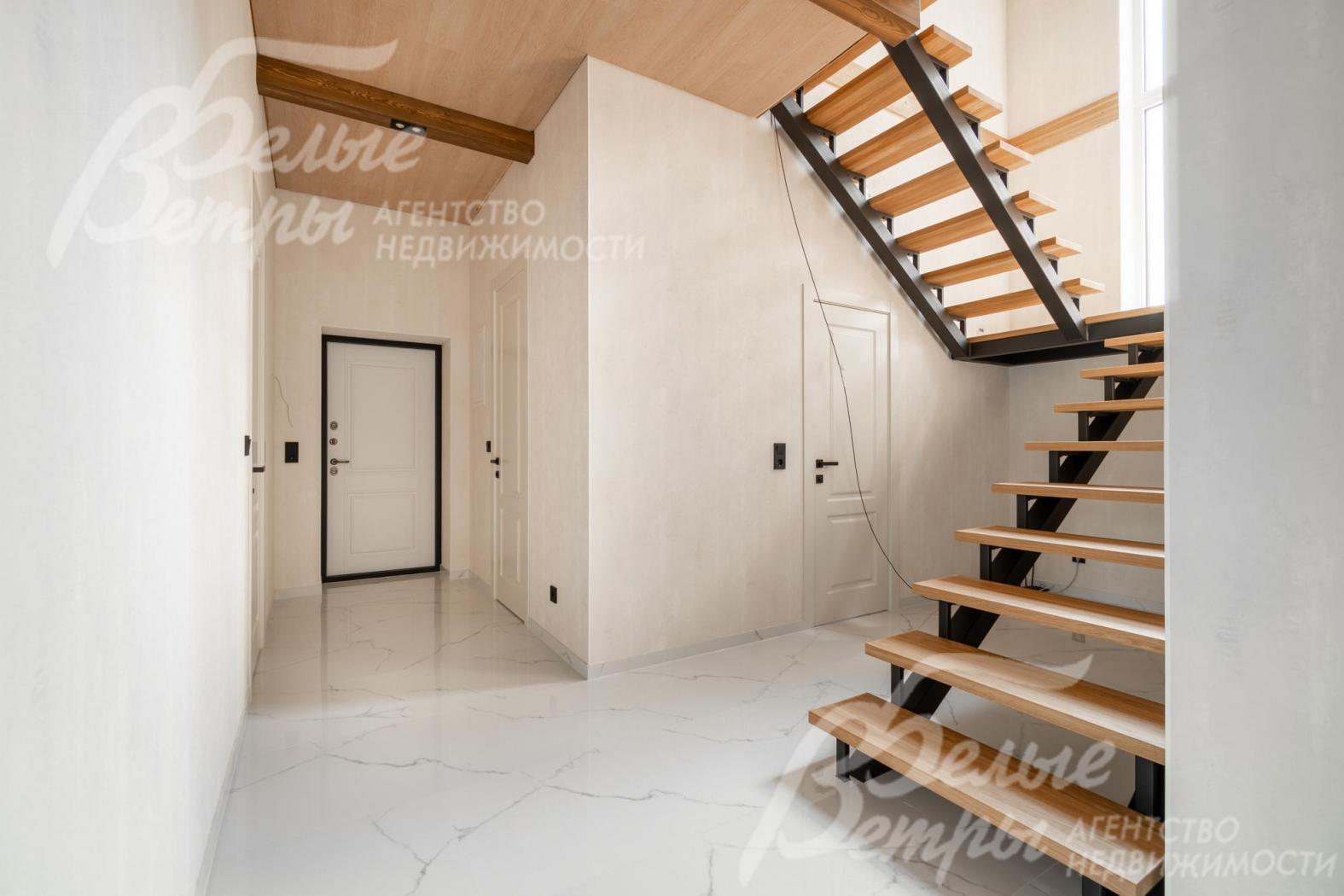 Главный вход в дом. Справа от двери - гардеробная. Возле лестницы - вход в котельную